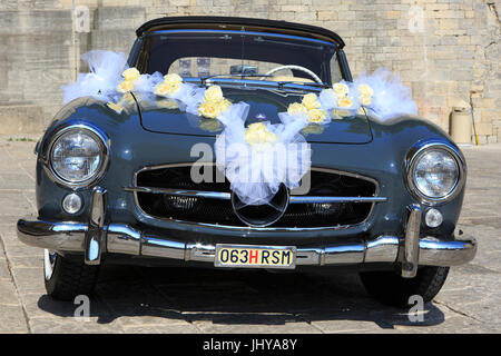 Une Mercedes-Benz 300SL Gullwing avec Saint-Marin, la plaque de licence utilisé pour un mariage à l'extérieur de la Basilique de San Marino Banque D'Images