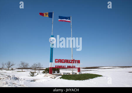 Moldovan et drapeaux gagaouze voler à l 'Bienvenue à la Gagaouzie' à la frontière de la région autonome de Gagaouzie Banque D'Images