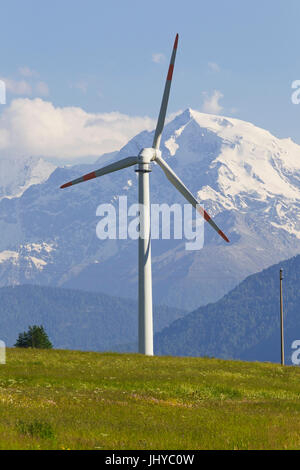 Wind turbine avant l'Ortler, crisp, lac Vinschgau, Tyrol du Sud, Italie - wind turbine in effectue la corvée de l'Ortler, Vinschgau, Tyrol du Sud, Banque D'Images