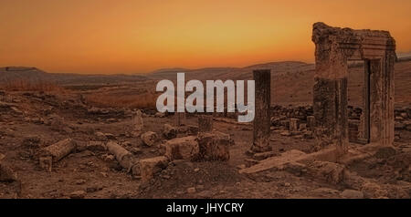 Coucher du soleil dans les ruines d'une ancienne colonie juive et la synagogue du ive siècle, le Mont Arbel, Israël. Banque D'Images