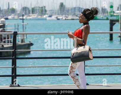 Bien habillé confiant black woman walking with attitude. Banque D'Images