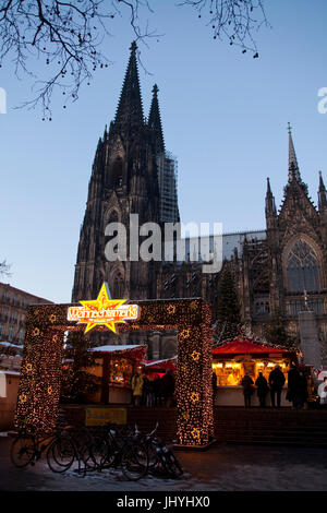 L'Europe, l'Allemagne, Cologne, l'entrée au marché de Noël en face de la cathédrale. Banque D'Images