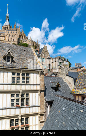 Maisons dans le centre du village avec l'Abbaye ci-dessus, Site du patrimoine mondial de l'UNESCO, le Mont-Saint-Michel, Normandie, France, Europe Banque D'Images