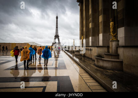 En direction de la Tour Eiffel, les touristes brave la pluie en ponchos colorés au Palais de Chaillot, Paris, France, Europe Banque D'Images