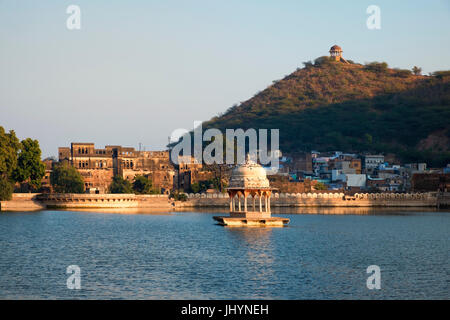 Un temple hindou de Nawal Sagar Lake dans Bundi, Madhya Pradesh, Inde. Banque D'Images