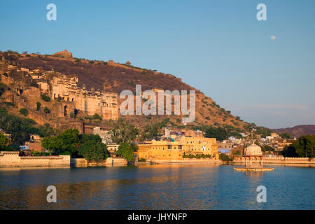 Bundi Palace et Taragarh Fort sur la colline derrière Nawal Sagar Lake, Rajasthan Banque D'Images