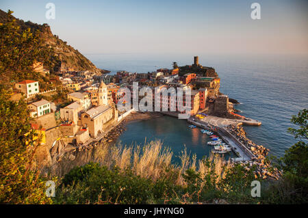 Vernazza dans le coucher du soleil, Feux de Cinque Terre National Park, UNESCO World Heritage Site, Ligurie, Italie, Méditerranée, Europe Banque D'Images