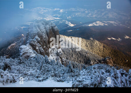 Paysage d'hiver brumeux Ceahlaul en massif, Roumanie, Europe Banque D'Images