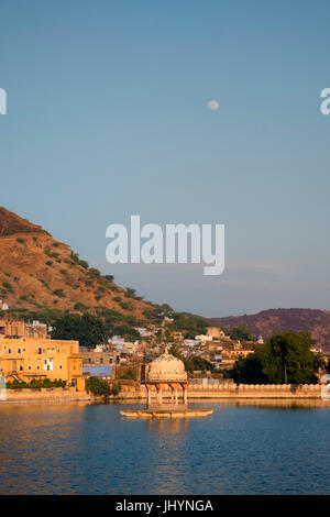 Un temple hindou de Nawal Sagar Lake dans Bundi, Madhya Pradesh, Inde. Banque D'Images