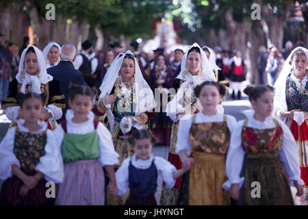 Les femmes et les enfants en costume traditionnel lors du Saint Antioco parade, Sant'Antioco, Sardaigne, Italie, Europe Banque D'Images