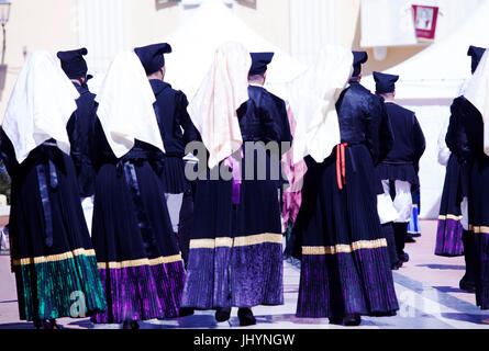 Les hommes et femmes en costume traditionnel au cours de la procession Saint Antioco, Sant'Antioco, Sardaigne, Italie, Europe Banque D'Images