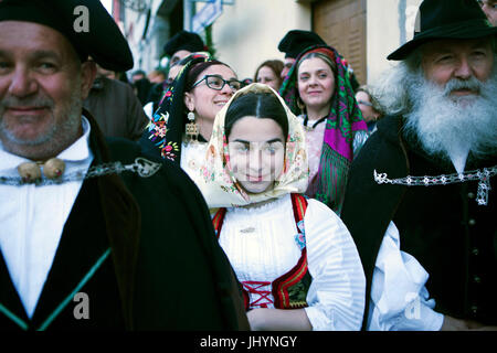 La foule en costume traditionnel en attendant le passage de Saint Antioco, Sant'Antioco, Sardaigne, Italie, Europe Banque D'Images