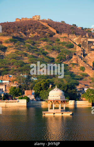 Un temple hindou de Nawal Sagar Lake dans Bundi, Madhya Pradesh, Inde. Banque D'Images