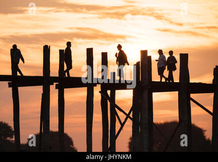 Vue d'u-bein Bridge au coucher du soleil, Amarapura, Mandalay, Région de Mandalay, Myanmar (Birmanie), l'Asie Banque D'Images