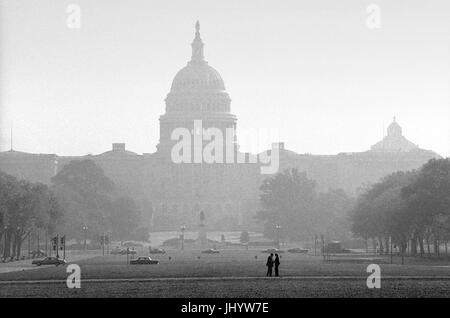 Washington DC, USA. Le bâtiment du Capitole vue dans le National Mall au début de l'automne. Octobre 1977 Le United States Capitol, souvent appelé le bâtiment de Capitol, est le siège du Congrès des États-Unis, et le siège de la branche législative du gouvernement fédéral des États-Unis. Il siège sur la colline du Capitole à l'extrémité orientale de la National Mall à Washington, D.C. mais pas au centre géographique du District fédéral, la capitale constitue le point d'origine pour le District's street-système de numérotation et le quartier du quatre quadrants. Le bâtiment original a été achevée en 1800 et a été subsequen Banque D'Images