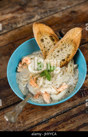 Soupe de fruits de mer chaud et savoureux Banque D'Images