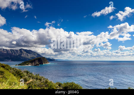 Paysage panoramique de la riviera de Budva au Monténégro. Vue fantastique sur le ciel couvert. Scène dramatique matin. Balkans, Mer Adriatique, de l'Europe Banque D'Images