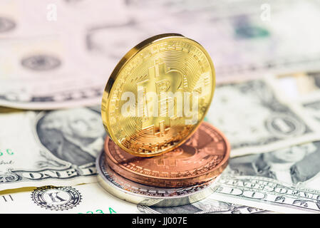 Pièces de monnaie bitcoin sur usa dollars close up Banque D'Images