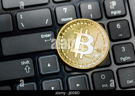 Coin bitcoin sur fond de clavier noir Banque D'Images