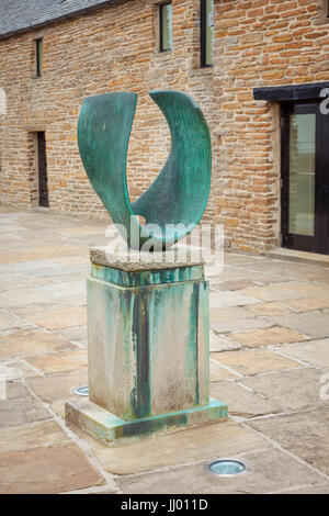 Forme incurvée Sculpture (Trevalgan), 1956, Pier Arts Centre Stromness, Orkney UK par Barbara Hepworth Banque D'Images