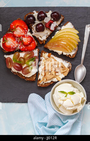 Sweet sandwiches avec fromage mascarpone et de baies, de poire et de beurre d'arachide. Banque D'Images