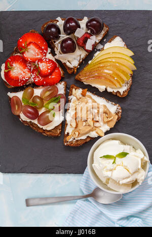 Sweet sandwiches avec fromage mascarpone et de baies, de poire et de beurre d'arachide. Banque D'Images