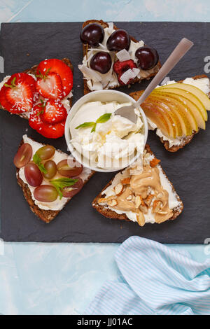 Sweet sandwiches avec fromage mascarpone et de baies, de poire et de beurre d'arachide. Banque D'Images