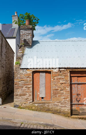 Ancien bâtiment en pierre avec toit en tôle ondulée, Stromness Orkney Ecosse Royaume-Uni Banque D'Images