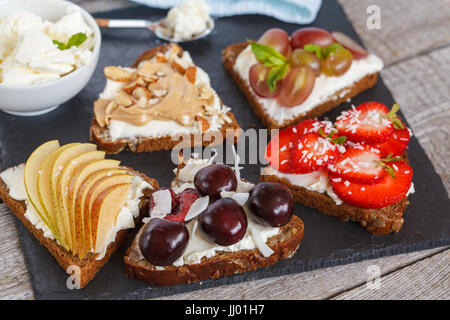 Sweet sandwiches avec fromage mascarpone et de baies, de poire et de beurre d'arachide. Banque D'Images