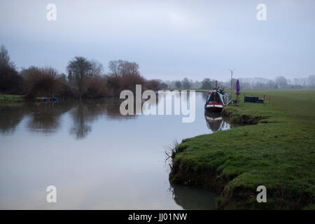 Tamise avec canal barge en matin brumeux, Lechlade, Cotswolds, Gloucestershire, Angleterre, Royaume-Uni, Europe Banque D'Images