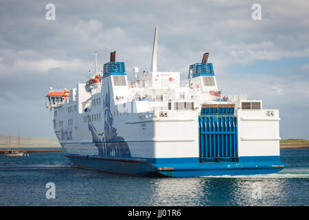 Northlink roulier à passagers et véhicules dans le port de Stromness Orkney Ecosse UK Banque D'Images