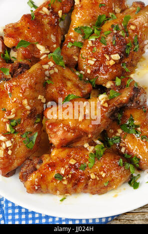 Ailes de poulet frit à l'Ail Gingembre Marinade aux herbes Banque D'Images