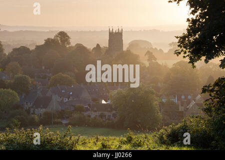 Campagne des Cotswolds et St James Church à l'aube, Chipping Campden, Cotswolds, Gloucestershire, Angleterre, Royaume-Uni, Europe