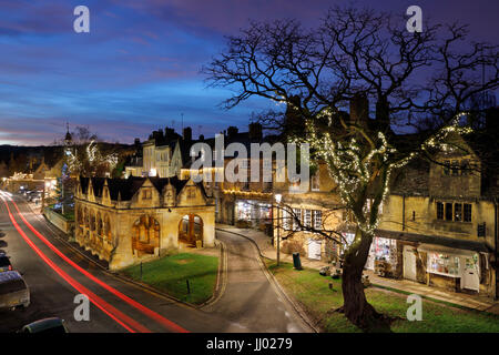 Halle et maisons en pierre de Cotswold le long de High Street au crépuscule, Chipping Campden, Cotswolds, Gloucestershire, Angleterre, Royaume-Uni, Europe Banque D'Images