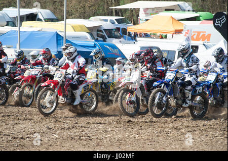 Départ pour une course de moto cross Banque D'Images