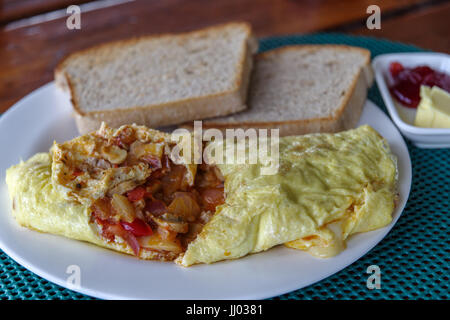 Omelette avec du pain grillé pour le petit déjeuner Banque D'Images