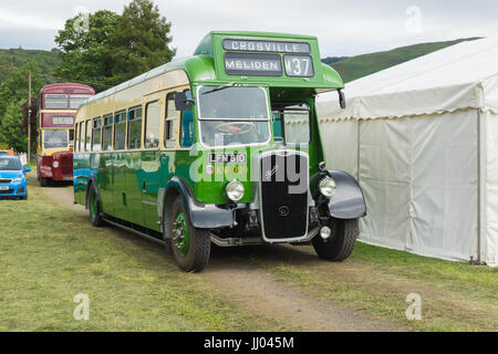 Un vieux 1951 Bristol LWL6B simple pont supérieur du bus aux couleurs de Crosville Motor Services Limited à un véhicule ancien en Glyndfrdwy au Pays de Galles d'affichage Banque D'Images