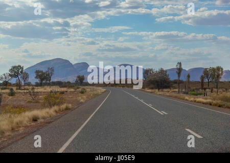 Kata Tjuta dans l'après-midi à l'ombre semi sun,vue depuis la route principale, ciel nuageux ciel bleu, rouge, sec, paysage désertique, aspect horizontal. Banque D'Images