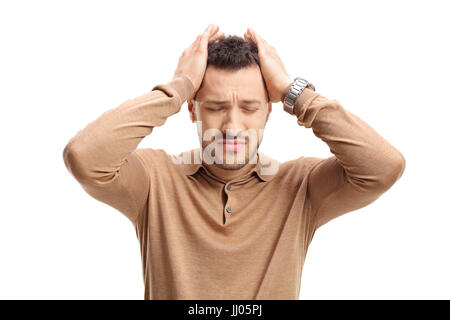 Jeune homme aux prises avec des maux de tête isolé sur fond blanc Banque D'Images