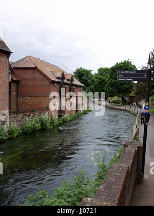 Itchen River running through Winchester, Hampshire, England, UK Banque D'Images