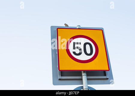 Inscrivez-vous sur la limite de vitesse à 50, signe de la circulation. Banque D'Images