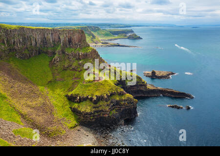 L'Amphithéâtre, Port Reostan Giant's Causeway Bay et sur le contexte, le comté d'Antrim, Irlande du Nord, Royaume-Uni Banque D'Images