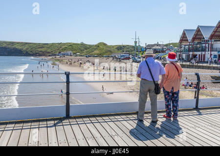 Un couple chapeaux regardez vers la mer à partir de la jetée à Nice par la mer,Angleterre,UK Banque D'Images