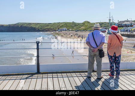 Un couple chapeaux regardez vers la mer à partir de la jetée à Nice par la mer,Angleterre,UK Banque D'Images