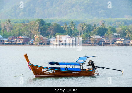 Un bateau longtail traditionnels thaïlandais amarré au large de la côte à Lanta Old Town, Koh Lanta Yai, Thaïlande. Banque D'Images