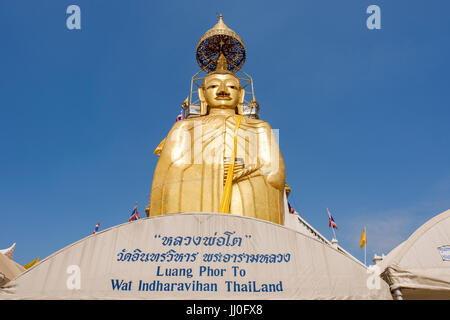 Les 32 mètres de haut standing Buddha statue (connu sous le nom de Luang Pho au Wat Intharawihan pour), un temple bouddhiste à Phra Nakohn District, Bangkok, Thaïlande. Banque D'Images
