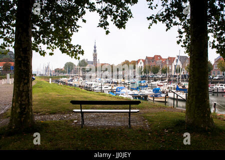 L'Europe, Pays-Bas, Zeeland, le village Veere sur la presqu'île de Walcheren, le port, à l'arrière-plan le clocher de l'hôtel de ville. Banque D'Images