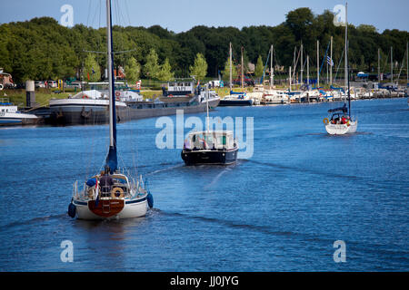 L'Europe, Pays-Bas, Zeeland, le village Veere sur la presqu'île de Walcheren, bateaux sur le canal de Walcheren Kanaal door. Banque D'Images