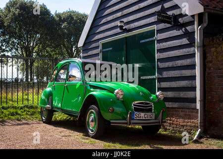 L'Europe, Pays-Bas, Zeeland, le village Veere sur la presqu'île de Walcheren, Citroen 2CV. Banque D'Images