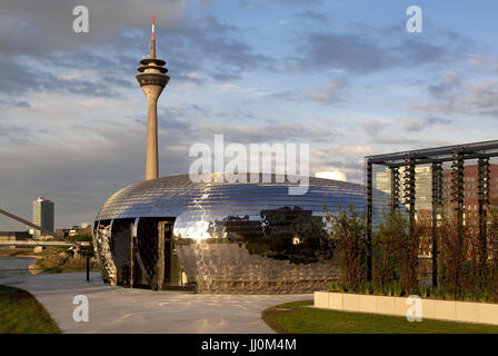 L'Europe, Allemagne, Düsseldorf, le Pebbles Bar de l'hôtel Hyatt Regency au port, Medienhafen JSK architectes, tour de télévision. Banque D'Images